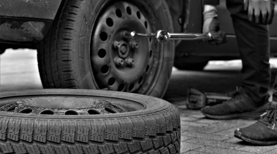 Zimní období už klepe na dveře. Připomínáme povinnost přezutí pneumatik. Ilustrační foto: fotobanka pixabay.com