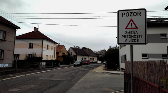 V okolí sídliště Jaselská došlo k omezení rychlosti a zavedení přednosti zprava. Řidiči musí pečlivě sledovat značky. Foto: Petr Novák