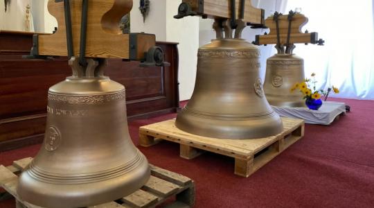 Ve čtvrtek 12. srpna 2021 do Bakova nad Jizerou dorazily nové zvony pro kostel sv. Bartoloměje. Foto: město